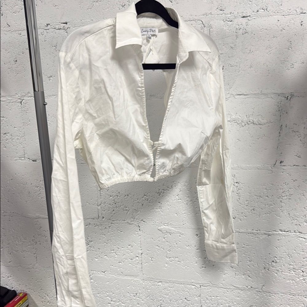 Emory Park NWT - Medium - White Notched Collar Crop Top Open Back